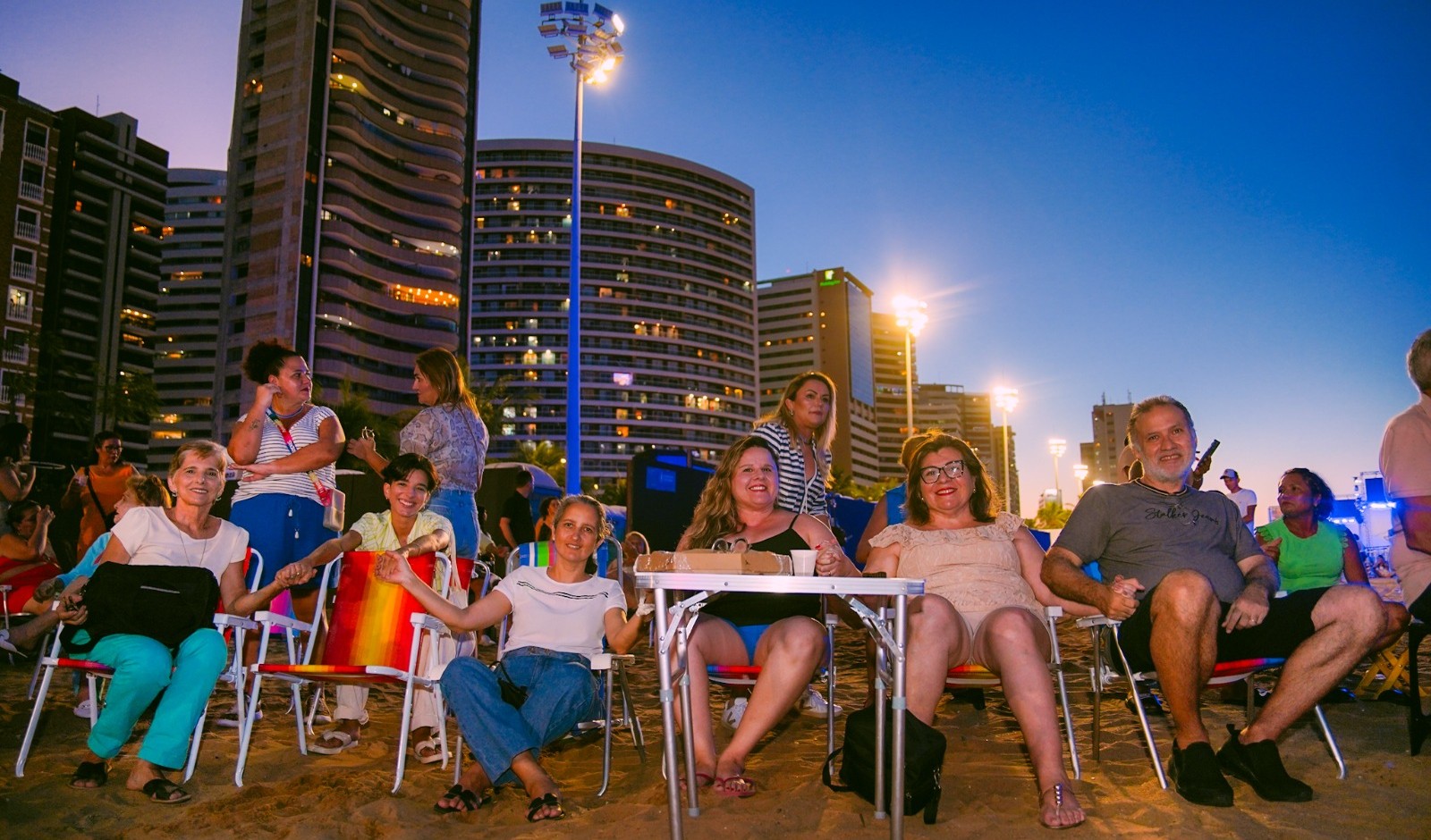 grupo de pessoas posa para a foto